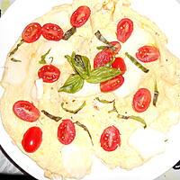 recette PETITE OMELETTE TOMATES CERISES MOZZARELLA BASILIC