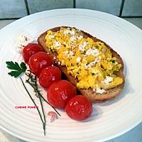 recette Tartine grillée aux œufs brouillés, ciboulette et tomates confites