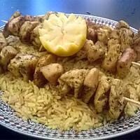 recette BROCHETTE DE BLANCS DE POULET ET SON RIZ AROMATISER