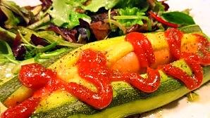 hot dog de courgette salade