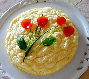 Omelette-soufflee-au-fromage-et-son-bouquet-printannier-1.jpg