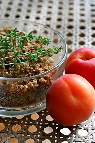 Crumble Abricots, rhubarbe, thym avec de la farin-copie-1