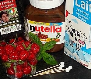 Brochettes-de-fraises-Mara-au-Nutella-01.JPG