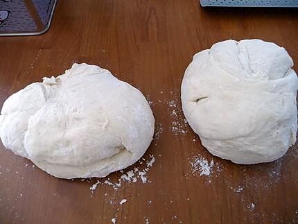 5. Sortir la pâte et la mettre sur un plan de travail fariné. Diviser la pâte en deux pâtons.
