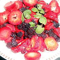 recette SALADE DE FRAISES ET MURES SAUVAGES