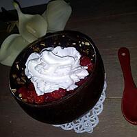 recette Fraises à la chantilly dans sa verrine en chocolat noir-pralin