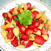 recette SALADE DE FRAISES ET MANGUE AU MIEL ET BASILIC