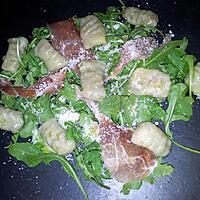 recette Salade de gnocchis à la roquette jambon-cru et parmesan