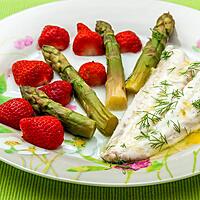 recette Merlu aux asperges vertes et aux fraises