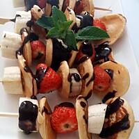 recette Brochettes de fruits et de pancakes au coulis de chocolat