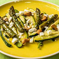 recette Salade de courgettes, asperges vertes, fêta et noix de cajou