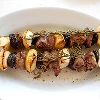 recette BROCHETTES D'AIGUILLETTES DE CANARD POMME PRUNEAUX