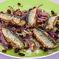 recette Sardines aux oignons rouges, raisins secs et pignons