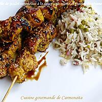 recette Brochette de poulet caramélisé à la sauce soja sucrée et graines de sésame