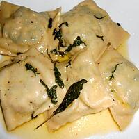 recette RAVIOLI (TORTELLI) AUX BLETTES SAUVAGES ET BEURRE DE SAUGE