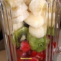 recette Smoothie Bananes.poires.fraises, kiwis (et déco table anniversaire et pliage de serviette)