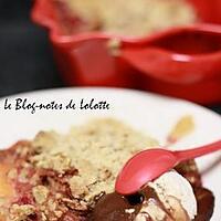 recette Crumble pêches et rhubarbe vanillée au sucre brun