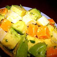 recette SALADE D'AVOCAT DES DE  MIMOLETTE & EMMENTAL  A LA SAUCE  PIQUANTE