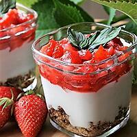 recette Mousse de coco sur crumble de kasha aux fraises, bio, sans gluten, sans lait, sans œufs