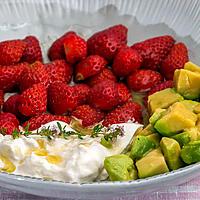 recette Salade de fraises à l'avocat et à la burrata