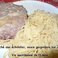 recette Steaks hachés aux échalotes, sauce gorgonzola sur un nid de pâtes