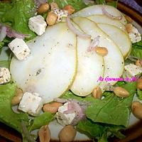 recette SALADE DE POIRE, DES DE FROMAGE , PARSEMÉ DE CACAHUÈTES GRILLÉES