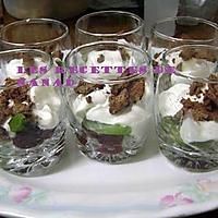 recette Verrines fraise-kiwi, chantilly vanille et éclats de meringue au chocolat