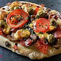 recette Pizza jambon-saucisson-tomates-olives-fromage