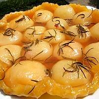 recette Tatin à la pêche blanche sur caramel de cidre et romarin