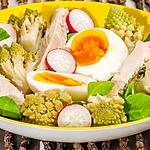 recette Salade de chou romanesco, poulet, oeuf et radis