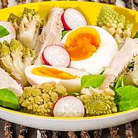 recette Salade de chou romanesco, poulet, oeuf et radis