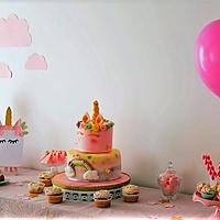 recette Buffet Anniversaire avec son wedding cake licorne et ses cupcakes colorés