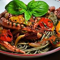 recette Spaghettis à l'encre de seiche, aux encornets en persillades et petites tomates cerises