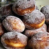 recette BEIGNET A LA CONFITURE DE FRAISE ET DE PRUNE AVEC DU SUCRE EN DECOR