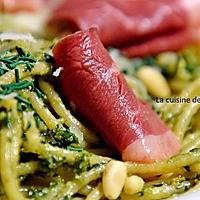 recette Pâtes au pesto de fanes de carottes garnies de tranches de magret de canard fumé