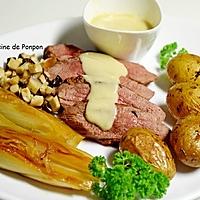 recette Magret de canard garni de sauce au foie gras, pommes de terre, chicons et champignons