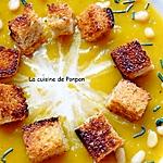 recette Potage au butternut et carottes garni de croûtons, pignons et spiruline