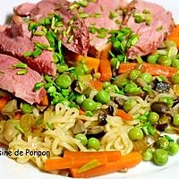 recette Filet de canard sur un lit de nouilles sautées et ses petits légumes