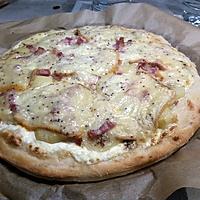 recette Pizza crème  pomme de terre lardons et fromage à raclette