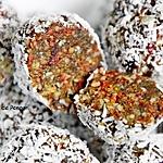 recette Boule énergétique aux figues séchées, amandes, baies de goji, cranberries séchées et spiruline, vegan
