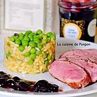 recette Magret de canard cuit à basse température, confiture de cerise à l'ail noir et risotto aux petits pois