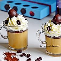 recette Panna cotta au café garnie de ganache au chocolat, chantilly et griotte au kirsch