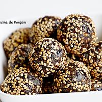 recette Boule d'énergie aux pruneaux, goji, chia, gingembre et spiruline, vegan