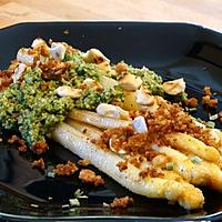 recette Asperges Grillées au Pesto d'Amandes  et Crumble de Biscottes