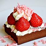 recette Tartelette chocolat noir garnie de ganache au chocolat blanc, fraise et ail noir