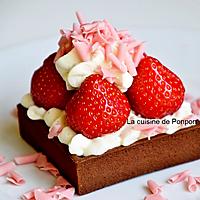 recette Tartelette chocolat noir garnie de ganache au chocolat blanc, fraise et ail noir