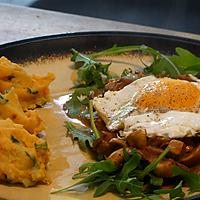 recette Oeufs au Plat sur Poêlée de Champignons  et Chicons Caramélisés sur Nid de Roquette - Purée au Pesto Rouge et Parmesan