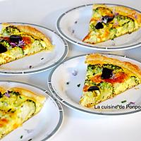 recette Tarte au brocoli, fromage ail et fines herbes sur un lit de moutarde à l'ancienne, végétarien