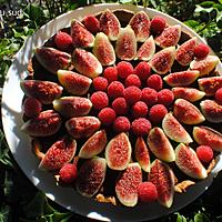 recette Tarte à la mousse au chocolat , figues et framboises .