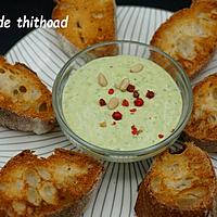 recette DIP de petits pois, st môret, pignons de pin et baies roses